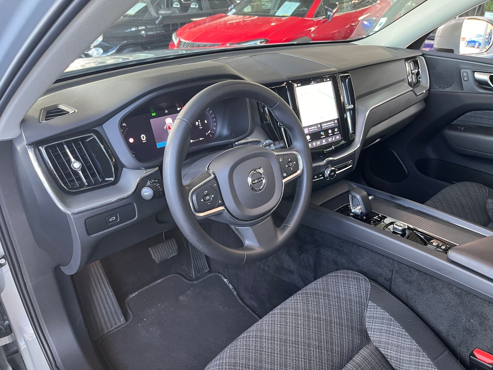 Fahrzeugabbildung Volvo XC60 Core 2WD STNDHZ LED NAV SHZ 19"
