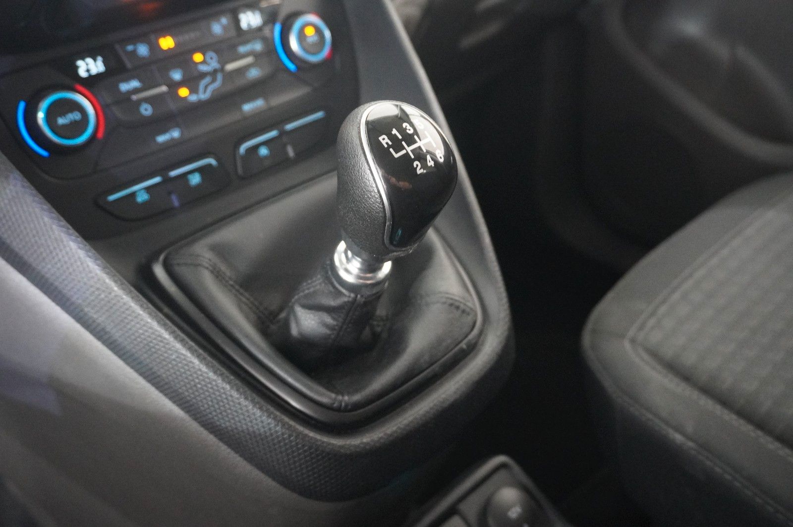 Fahrzeugabbildung Ford Tourneo Connect 1.5D TREND 5-SITZ NAVI/KAMERA