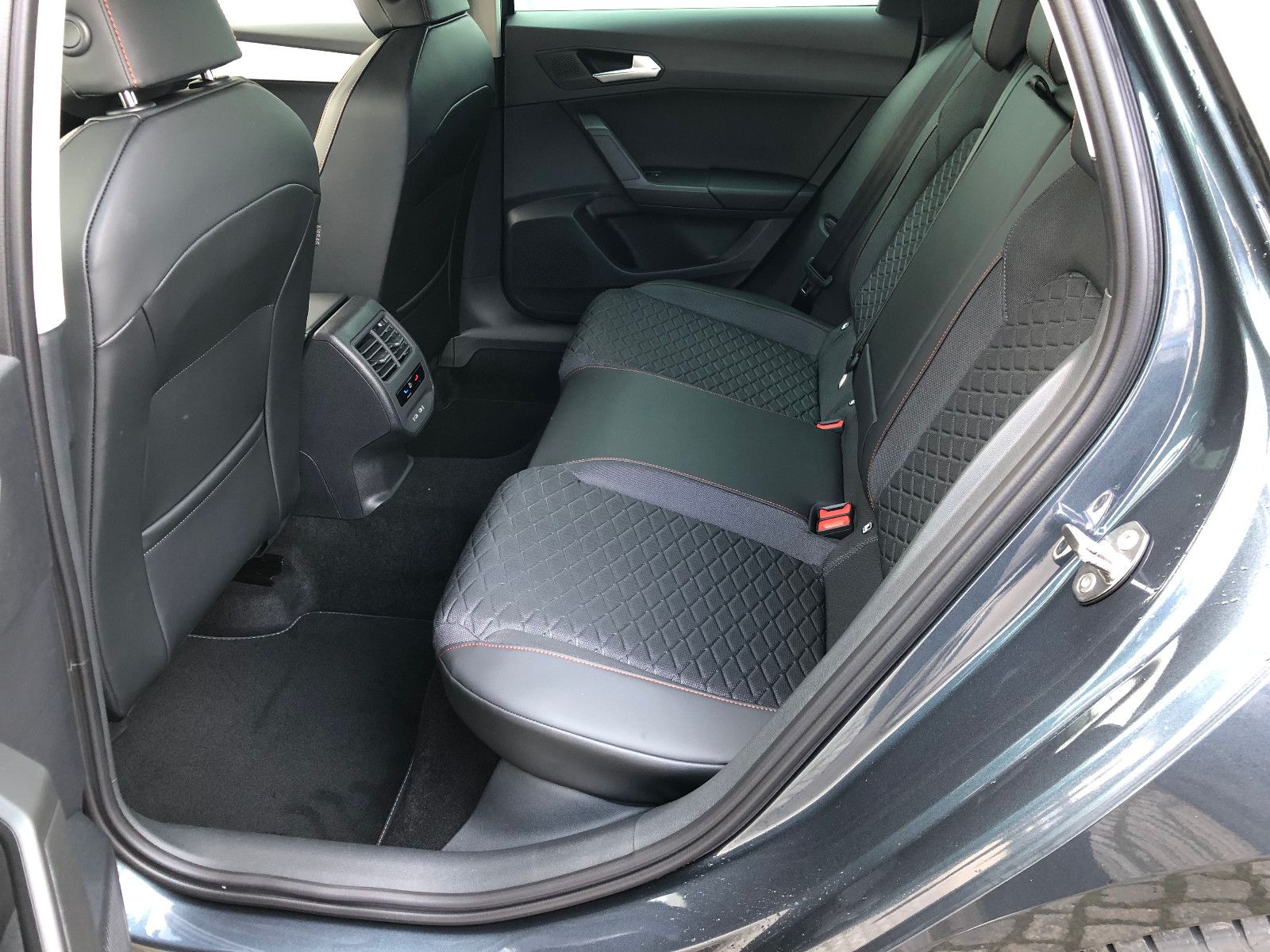 Fahrzeugabbildung SEAT Leon Sportstourer 1,5 eTSI  FR DSG