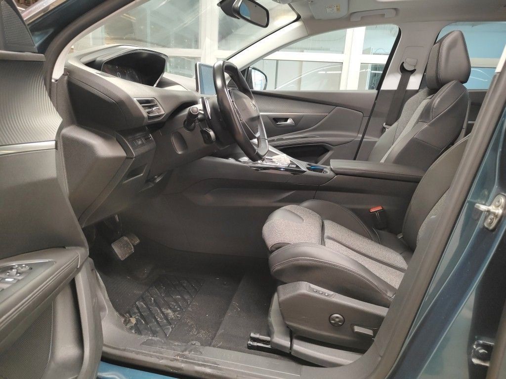 Fahrzeugabbildung Peugeot 5008 Allure 1.2T LED/NAVI/SHZ/AHK/PANO/MEMORY