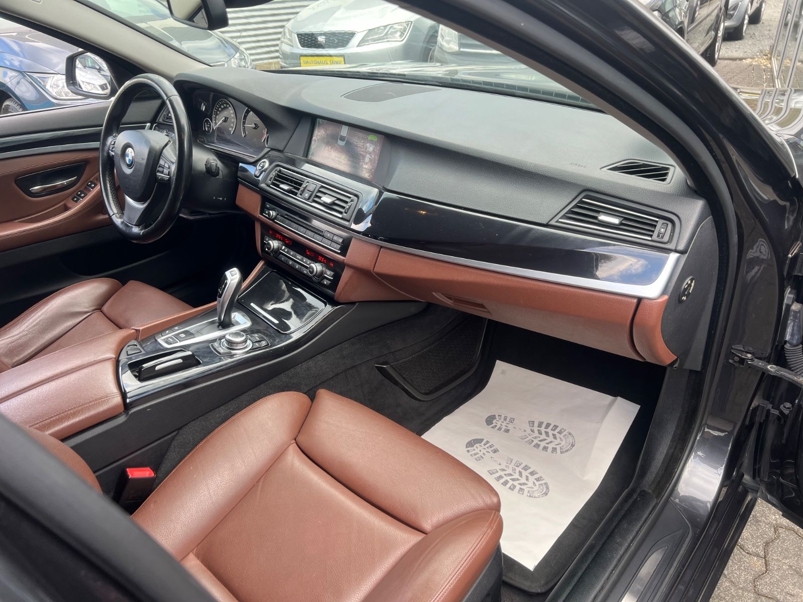 Fahrzeugabbildung BMW 530 d Lim. xDrive *HEAD-UP*LEDER-BRAUN*MEMORY*