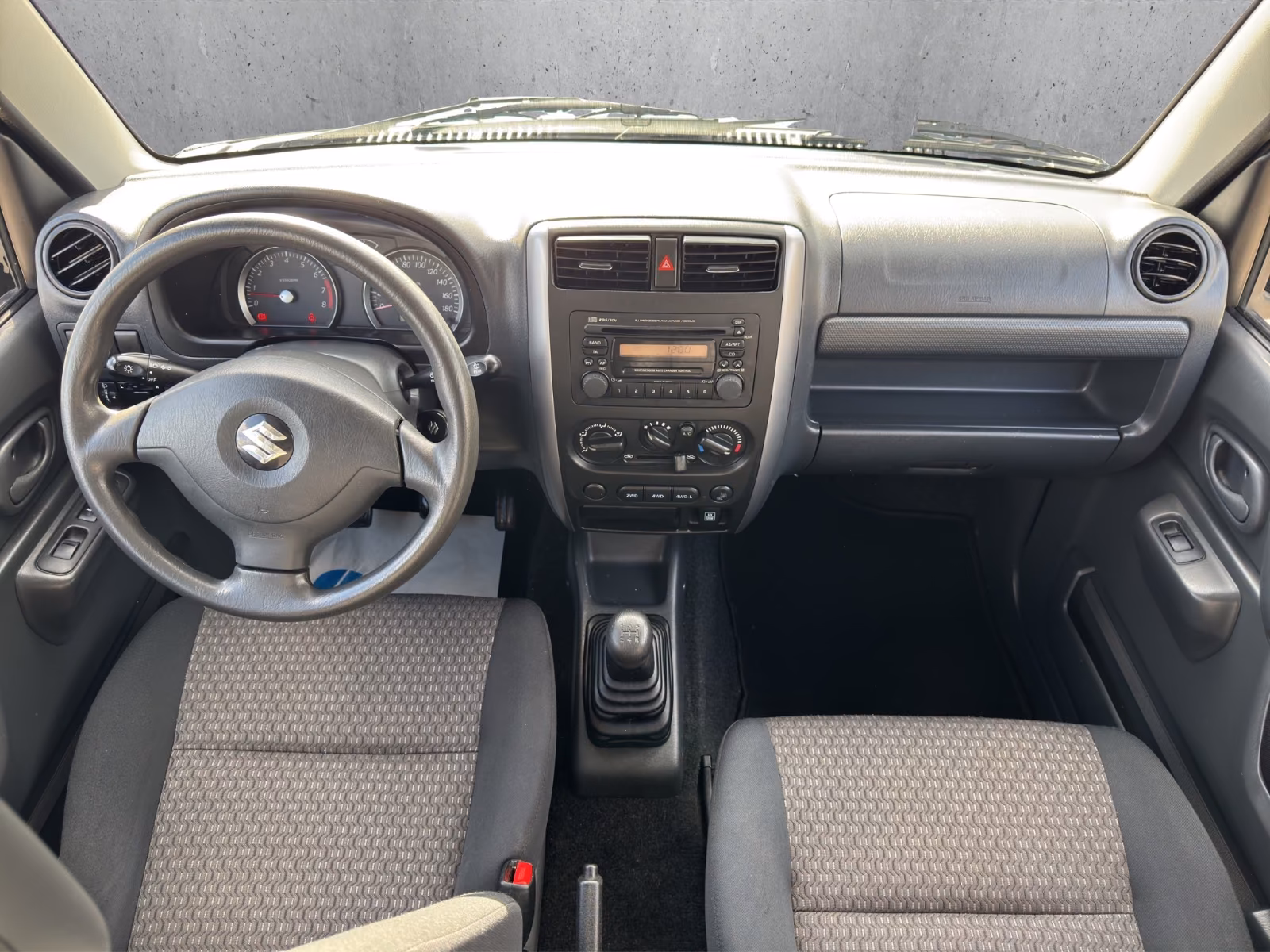 SUZUKI JIMNY 1.3 VVT 86ch 4X4 - CONFORT - ATTELAGE - SIÈGES CHAUFFANTS - PNEUS 4 SAISONS - BARRES DE TOIT