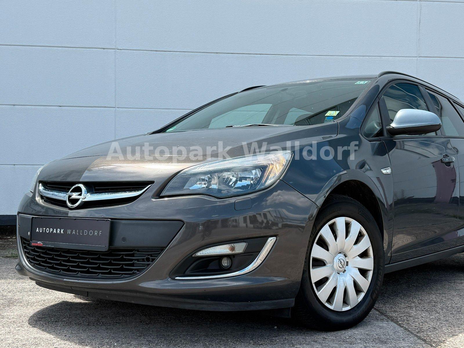 Opel Astra 2013 — rear view