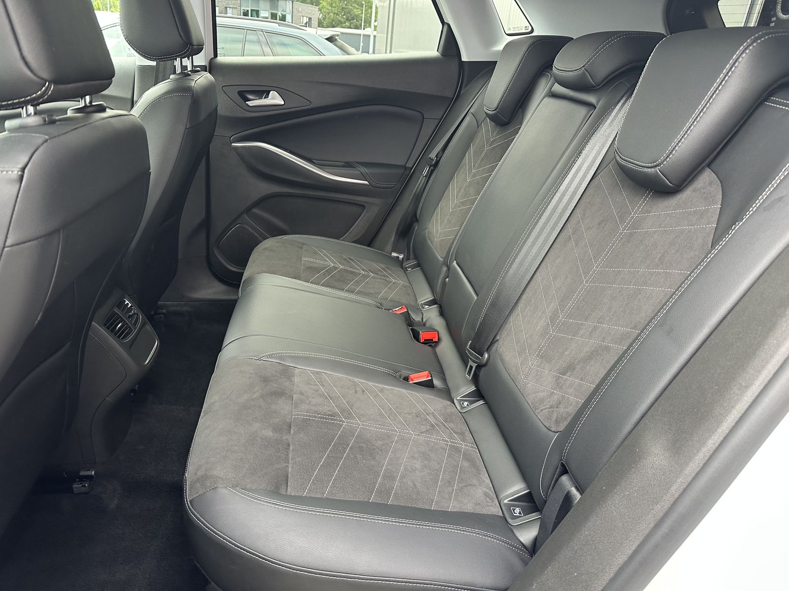Fahrzeugabbildung Opel Grandland X 1.5 D Elegance AT NAV+MATRIX+ACC+AHK