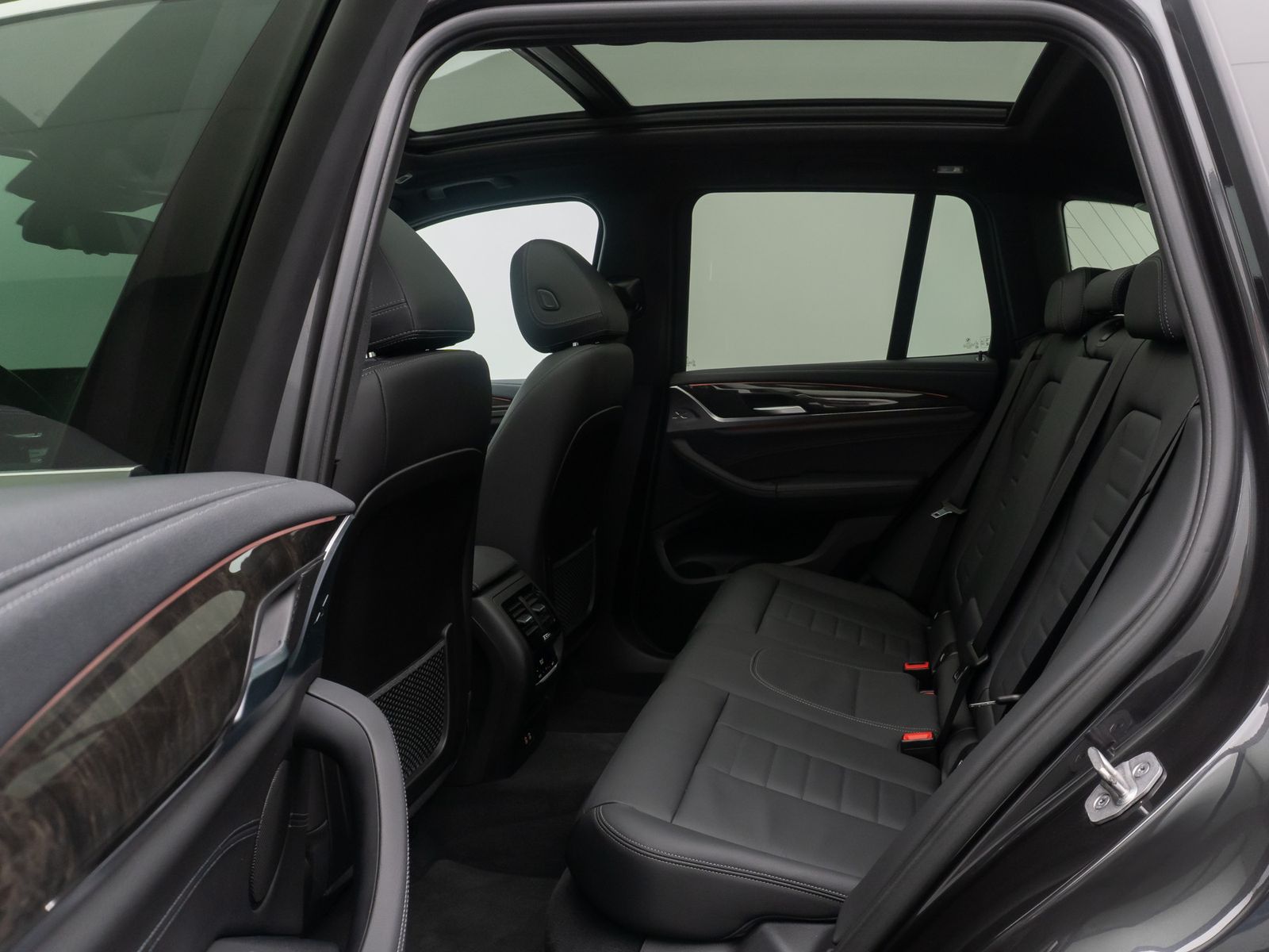Fahrzeugabbildung BMW X3 xD30e LuxuryLine HUD DAB HiFi Panorama 19Zoll