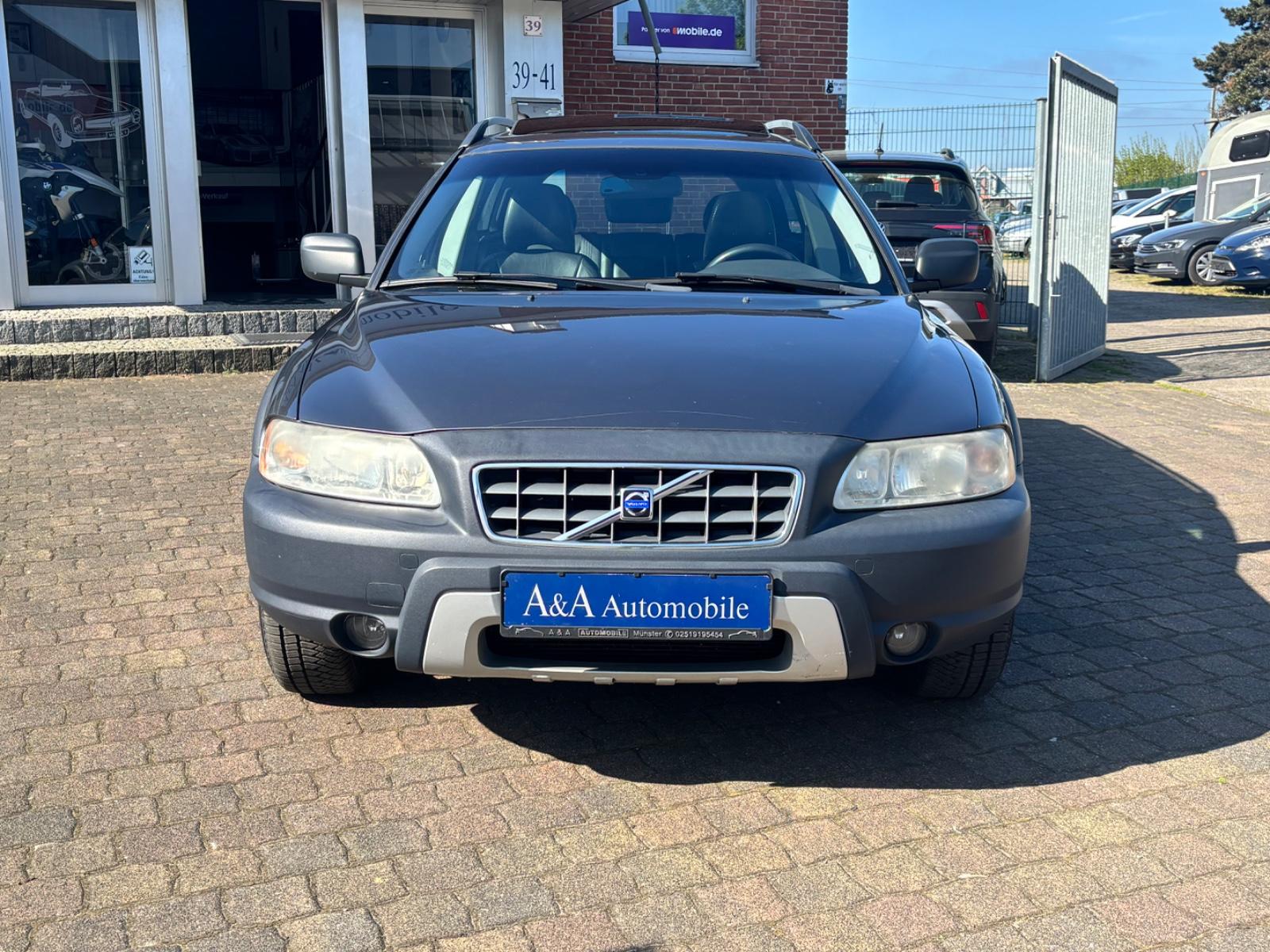 Volvo XC70 2004 — rear view