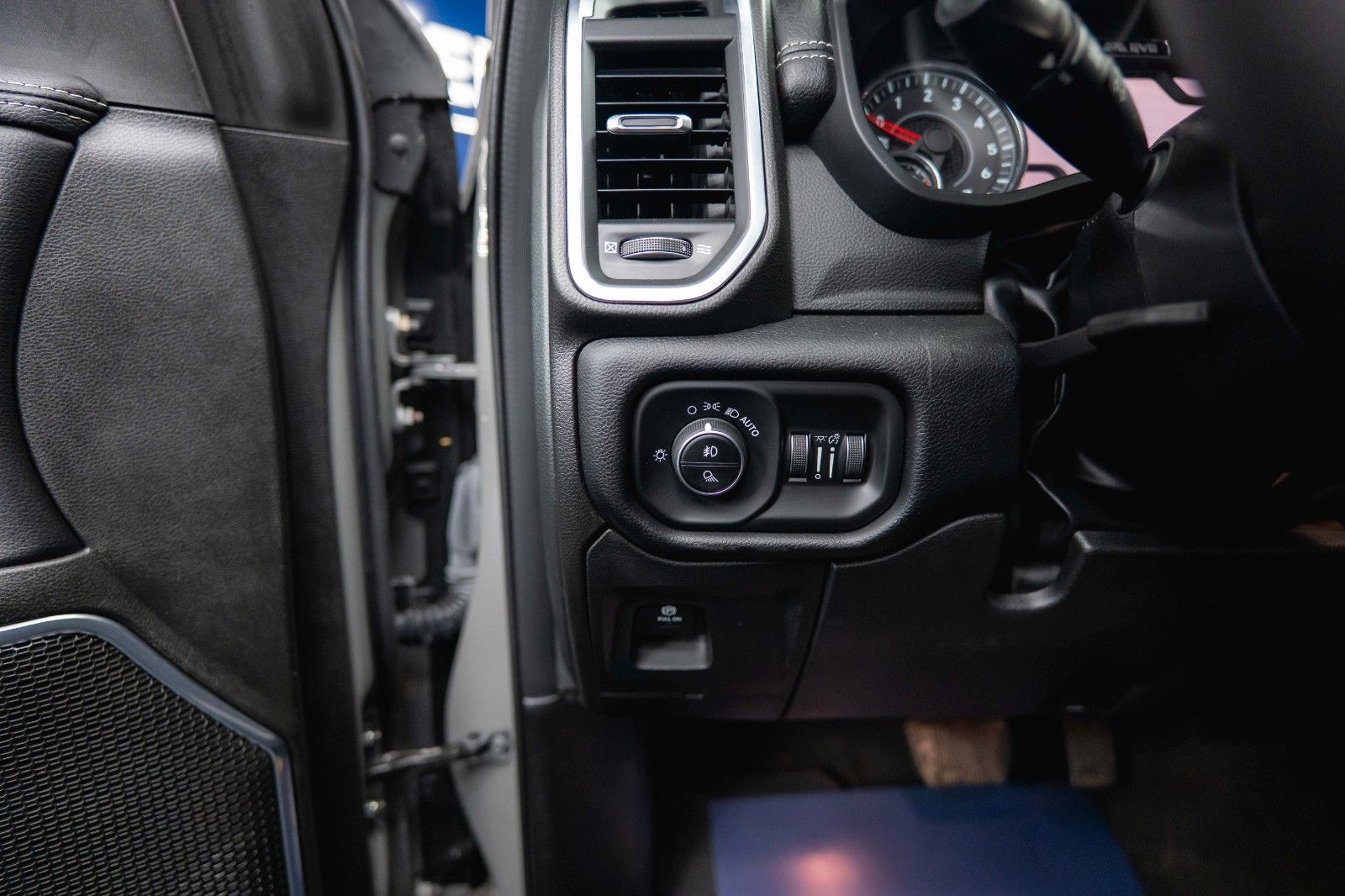 Fahrzeugabbildung Dodge RAM 5.7 V8 HEMI 4x4 NIGHT Laramie ARMY STYLE 19%