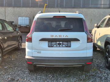 Dacia Jogger Extreme Hybrid 155 Winter, Navi, Driving
