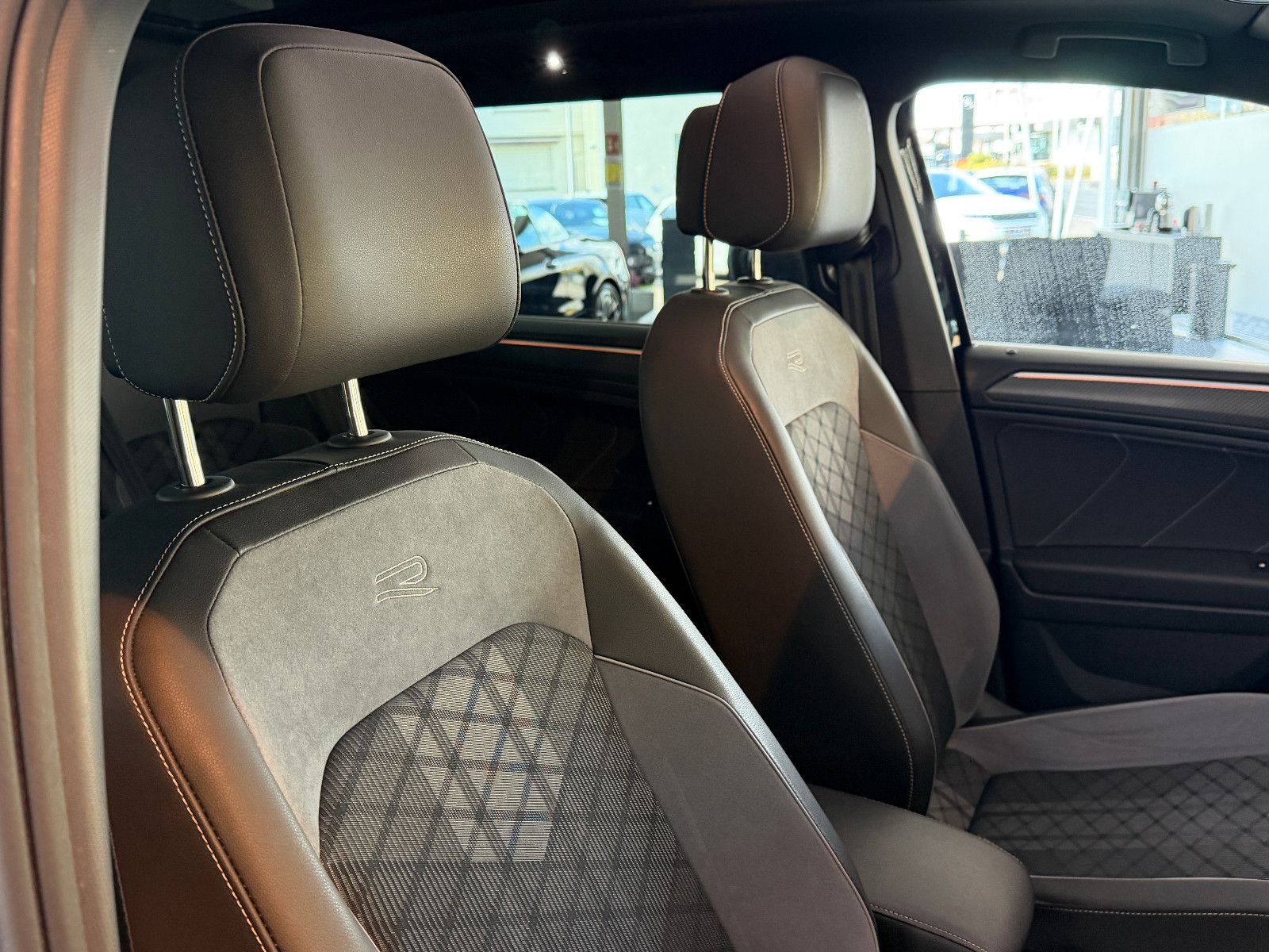 Fahrzeugabbildung Volkswagen Tiguan Allspace R-Line /PANO/HUD/HARMAN-KARDON/