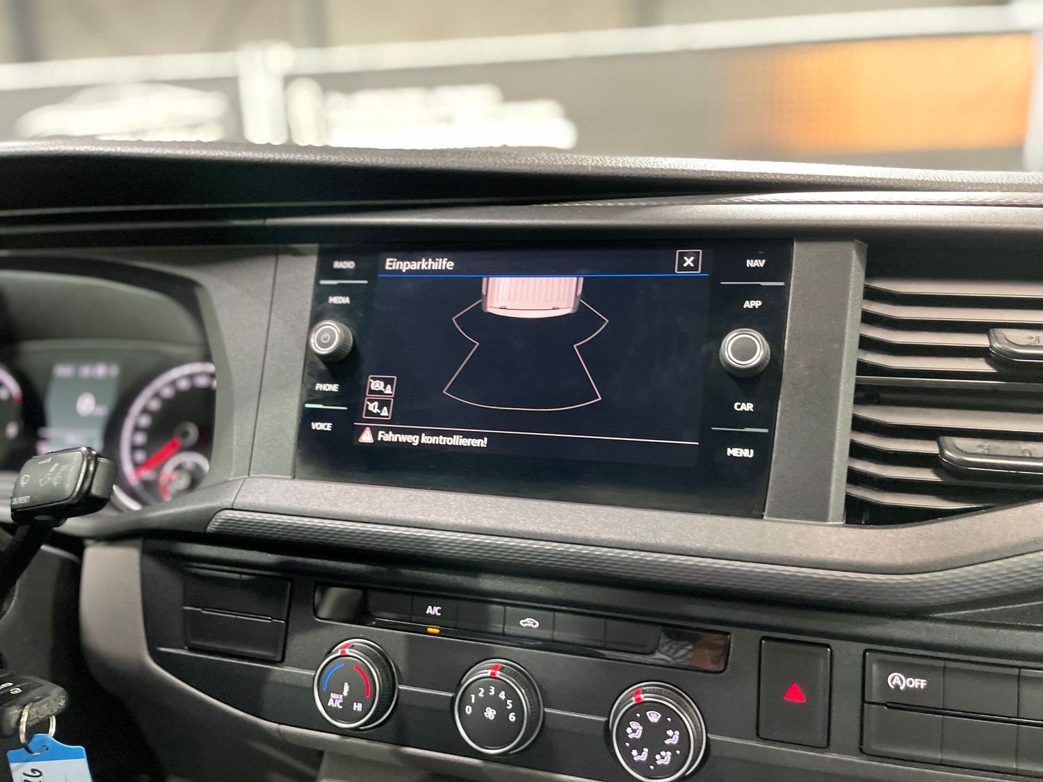 Fahrzeugabbildung Volkswagen T6 Transporter lang FWD #Tempomat#Navi