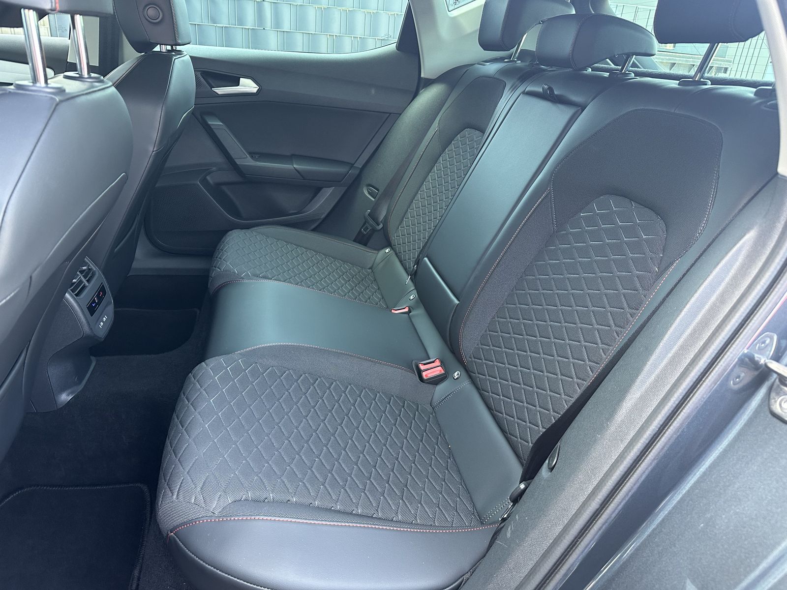 Fahrzeugabbildung SEAT Leon 1.5 eTSI DSG FR NAV+LED+KAMERA+18ZO+LHZ+VC