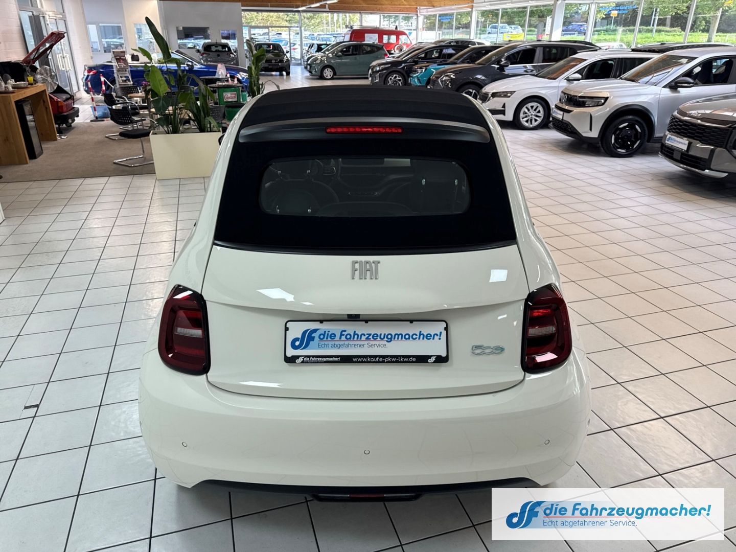 Fahrzeugabbildung Fiat 500e Apple CarPlay Android Auto Klimaautom Fahre