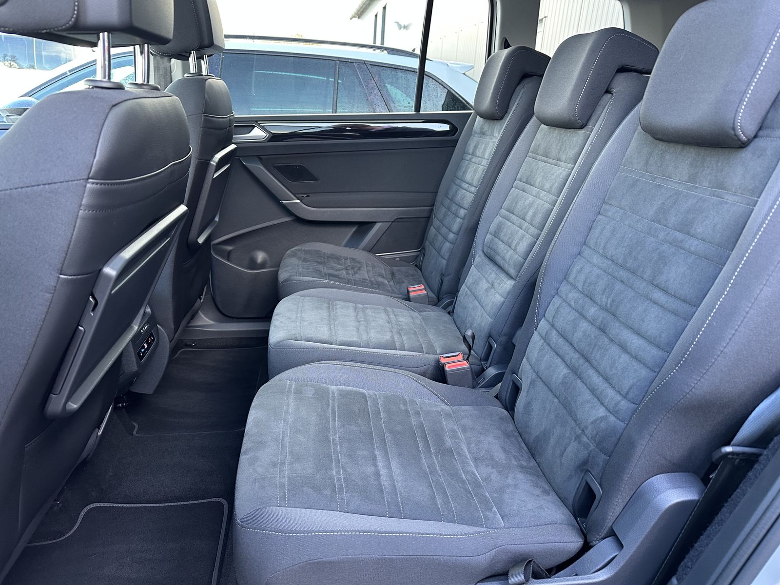 Fahrzeugabbildung Volkswagen Touran 2.0 TDI DSG Highline NAV+LED+AHK+PANO+ACC