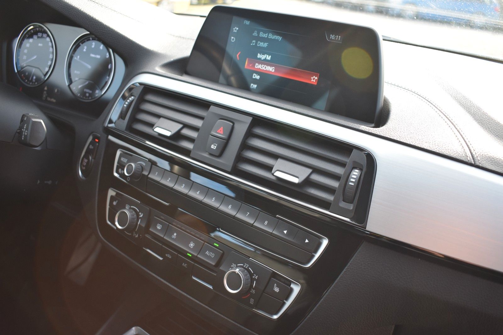 Fahrzeugabbildung BMW 118i Lim. Edition M Sport Shadow Navi Leder LED