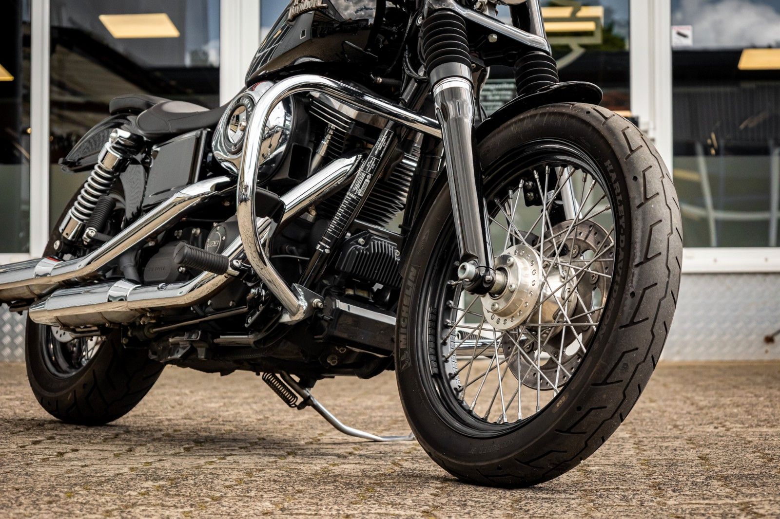 Fahrzeugabbildung Harley-Davidson DYNA STREET BOB FXDB 103 - Vorverlegte Fußrasten
