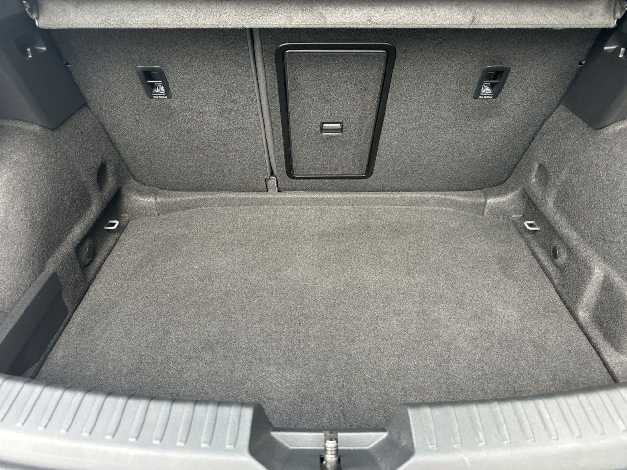 Fahrzeugabbildung CUPRA Leon 2.0 TSI 180 kW (245 PS) 7-Gang-DSG - mit KI generiert/bearbeitet