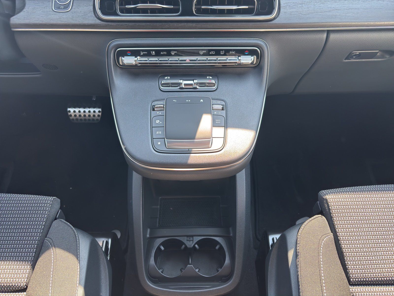 Fahrzeugabbildung Mercedes-Benz V 300 d STYLE Lang MBUX WinterPa AMG Line