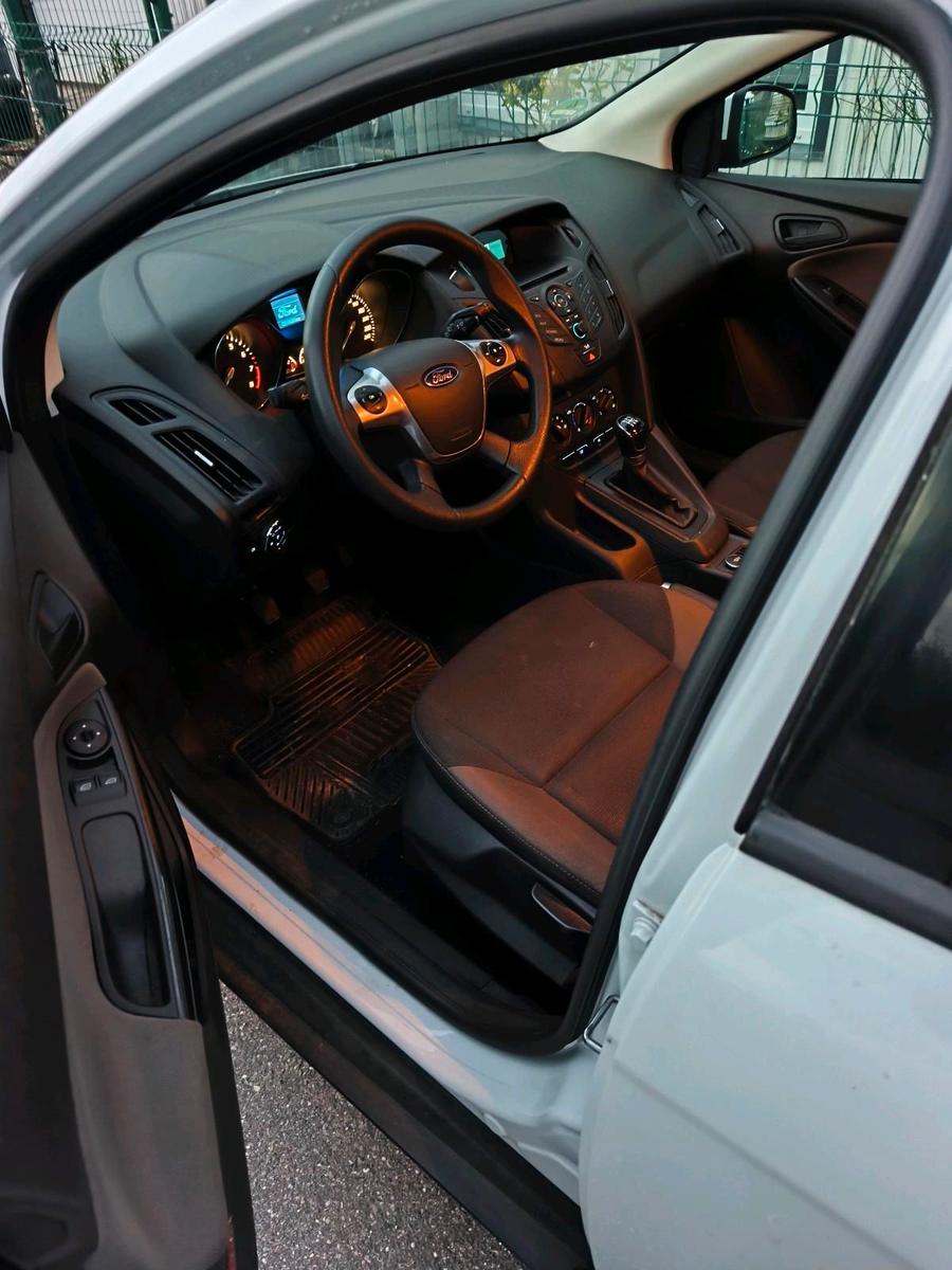 Ford Focus 2014 — interior