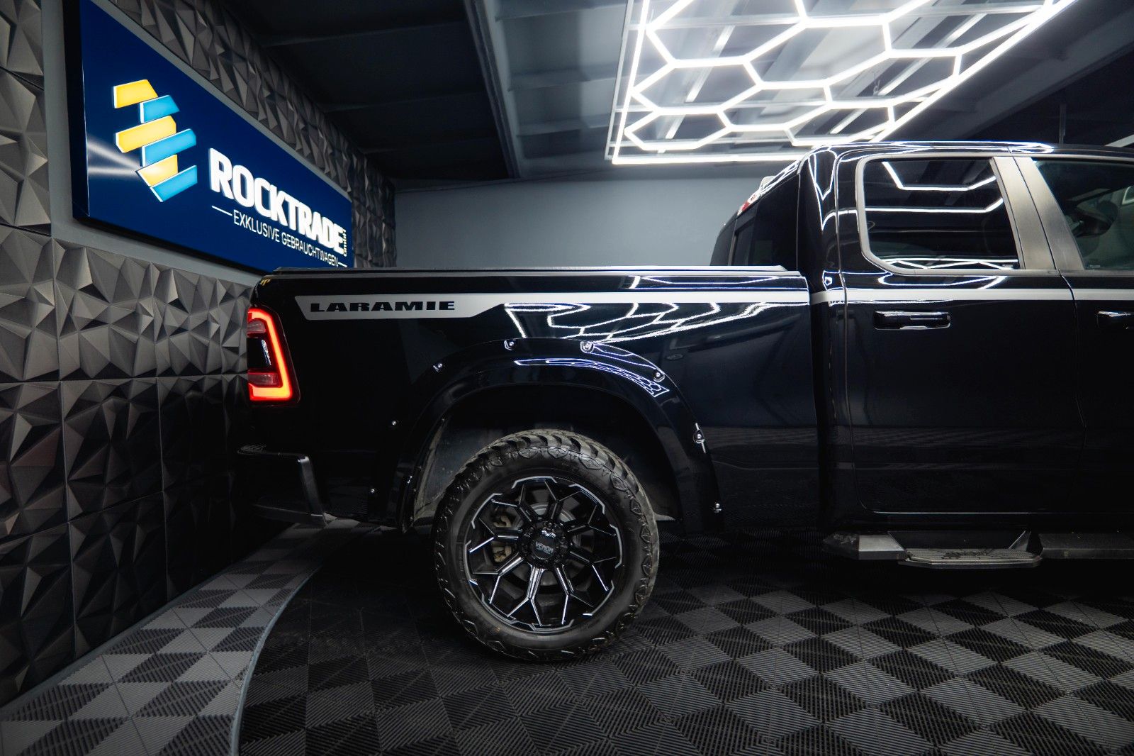 Fahrzeugabbildung Dodge RAM 5.7 V8 HEMI 4x4 Night LARAMIE LONGBED 19%