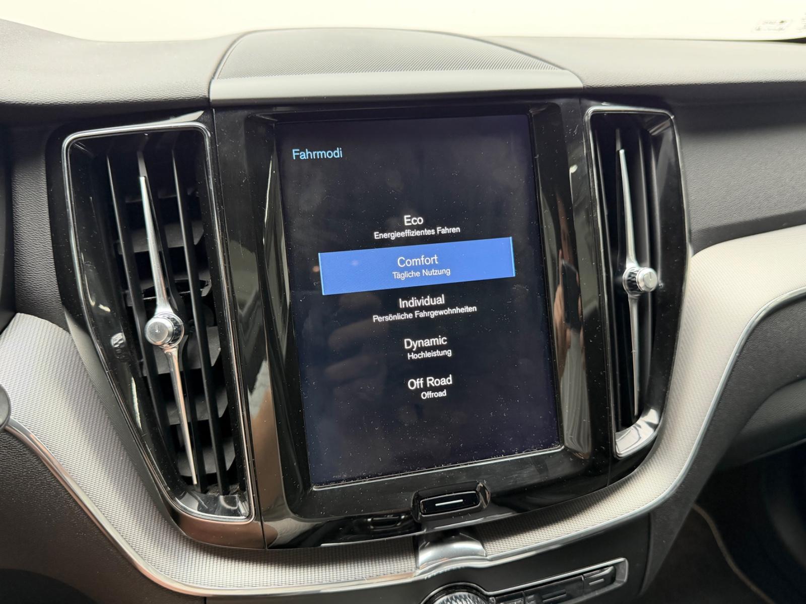 Volvo XC60 D5 AWD R-Design AHK 3D-NAVI Intel Sport