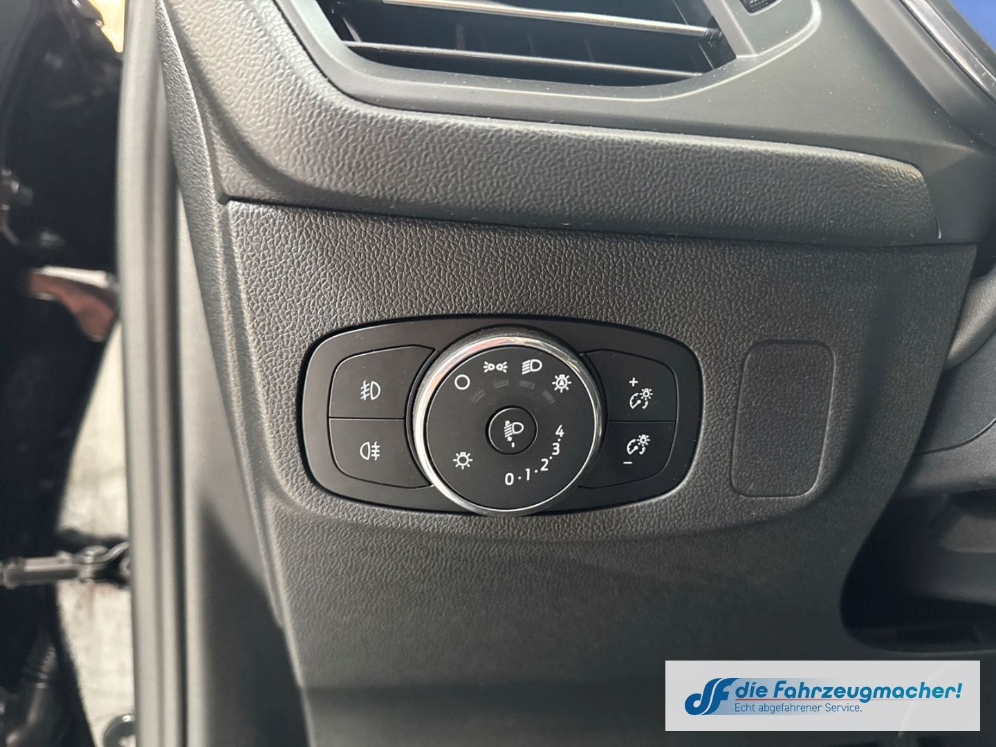 Fahrzeugabbildung Ford Focus Turnier Titanium X Sportpaket Navi Digital