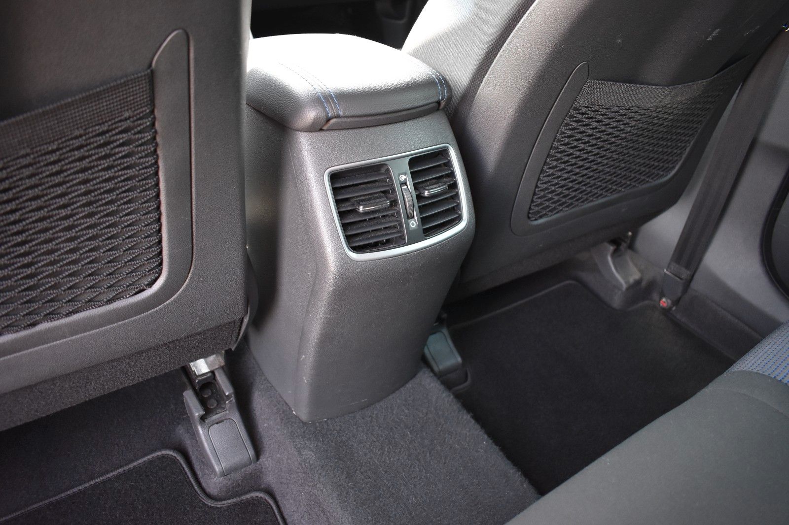 Fahrzeugabbildung Hyundai Tucson Style 2WD Panorama Dach Bluetooth Schaltr