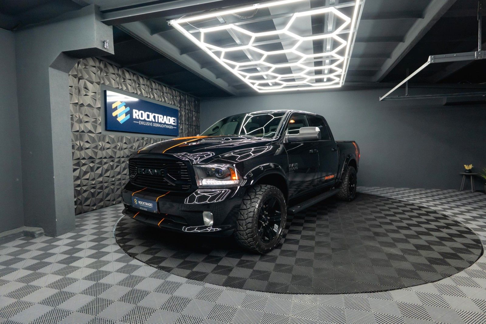 Fahrzeugabbildung Dodge RAM 5.7 V8 HEMI 4x4 OFFROAD Night HarleyDavidson