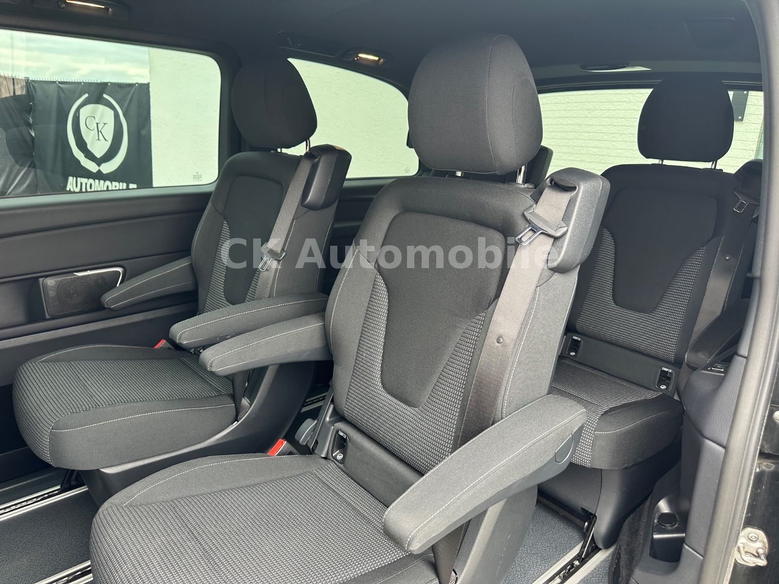 Fahrzeugabbildung Mercedes-Benz V 250d Edition 4MATIC Kompakt AMG-Line / 6 Sitze