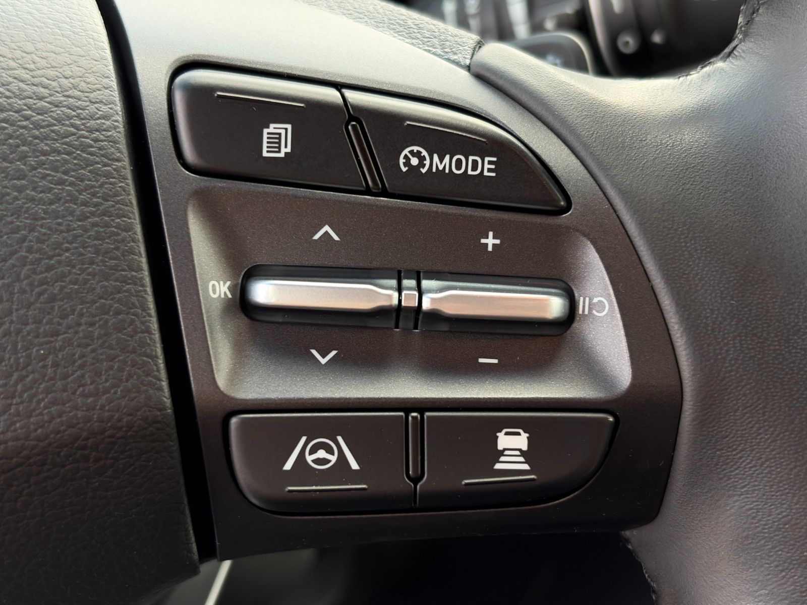 Fahrzeugabbildung Hyundai KONA E Select ACC PDC CAM SHZ LHZ LKA CarPlay