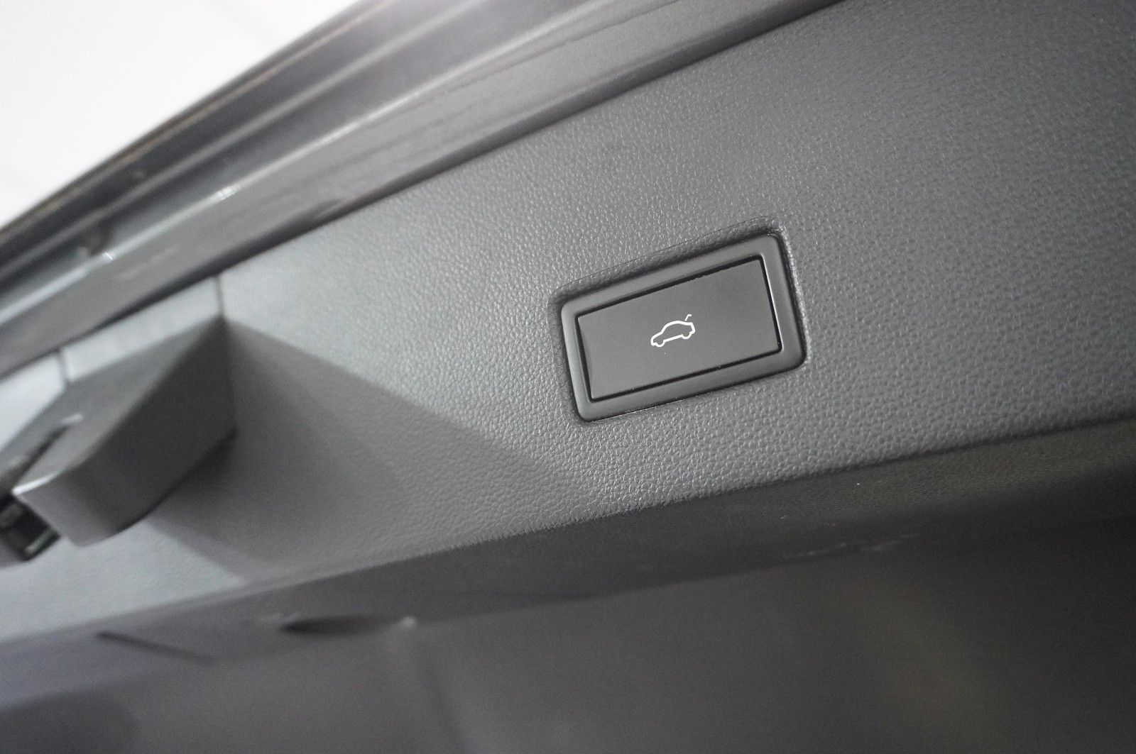 Fahrzeugabbildung Volkswagen T-Roc 1.5 TSI R-LINE SPORT NAVI/LED/KAMERA/VIRT.