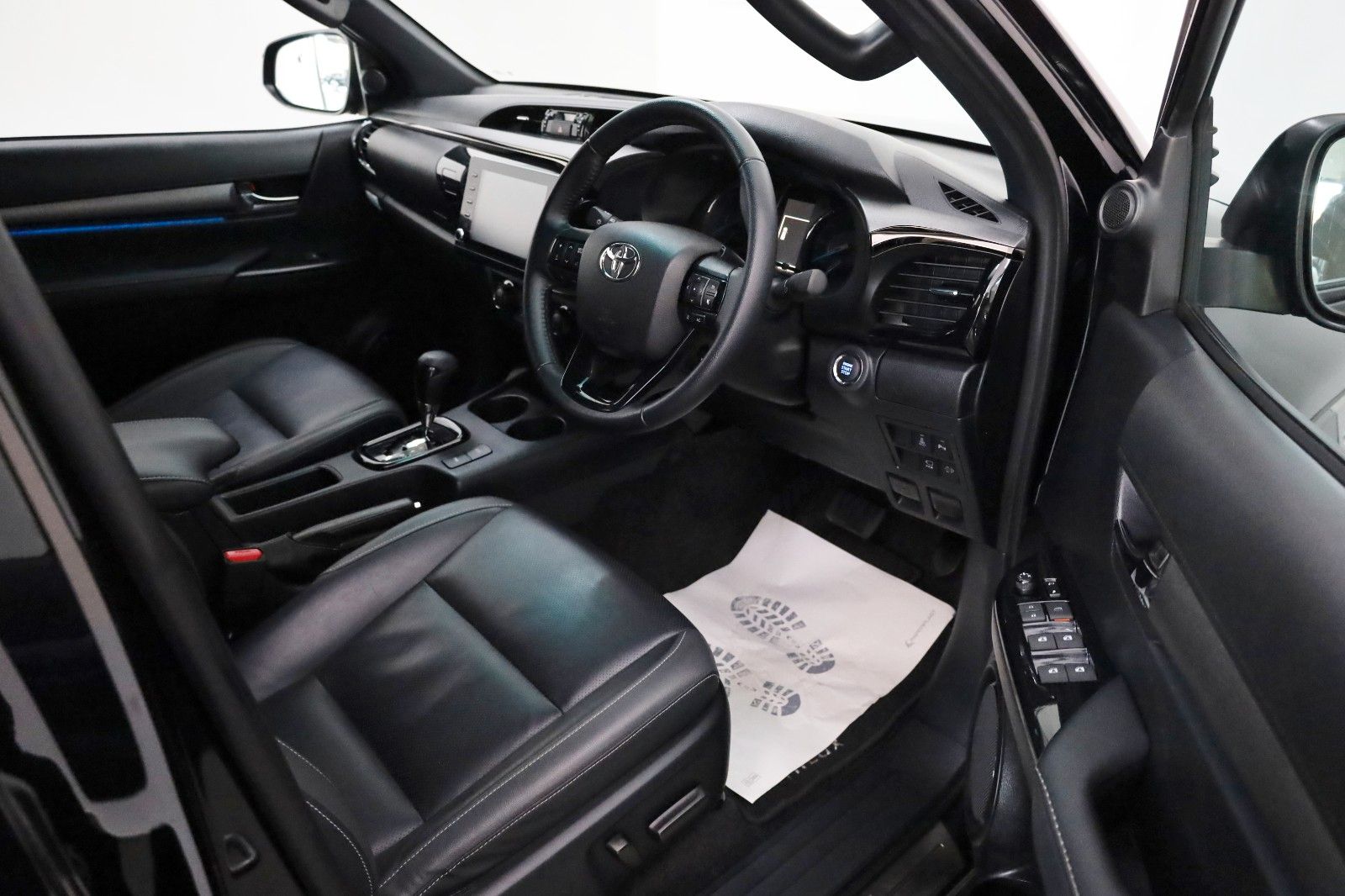 Fahrzeugabbildung Toyota Hilux 2.8 D-4D Invincible,HardTop,Rechtslenker !