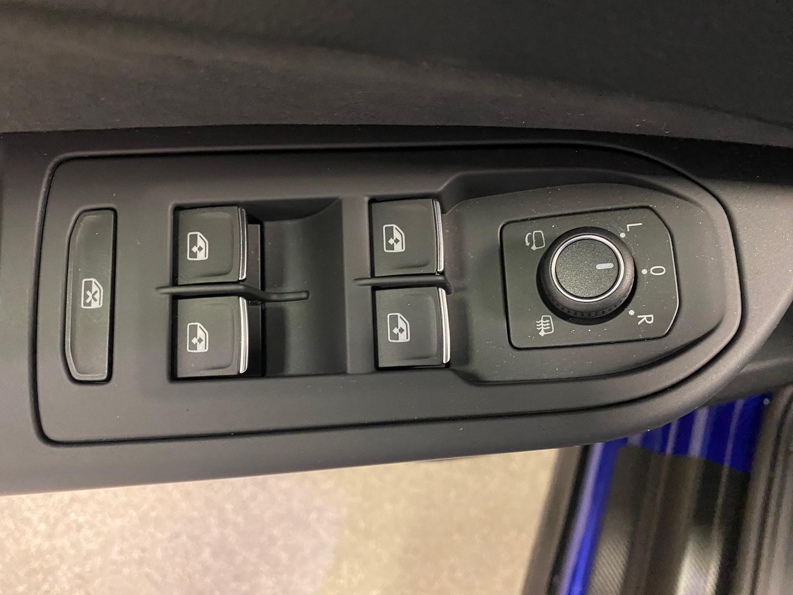 Fahrzeugabbildung Volkswagen Golf 1.5 eTSI R-Line DSG+ACC+360°+HUD+HARMAN KAR