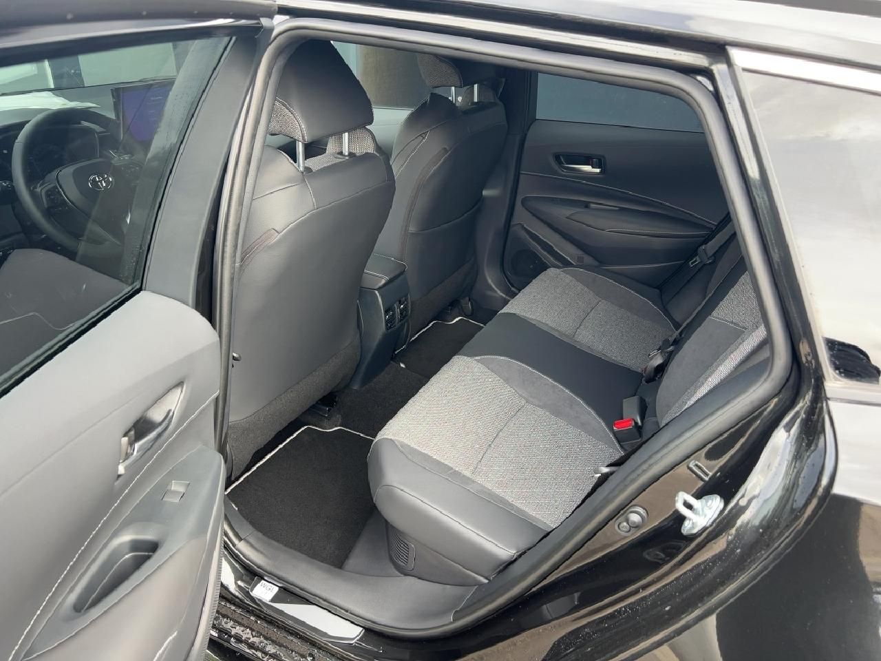 Fahrzeugabbildung Toyota Corolla TS 2,0 Hybrid Teamplayer + Technik-Paket