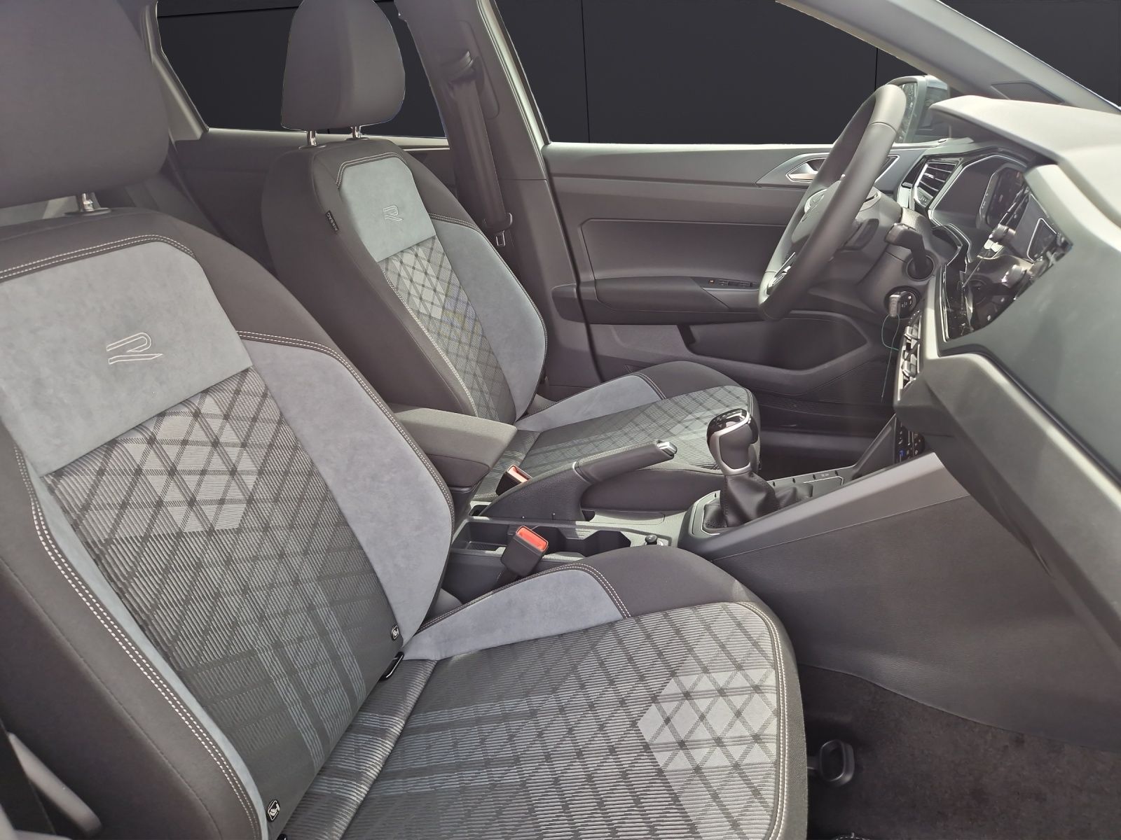 Fahrzeugabbildung Volkswagen Taigo R-line DSG Matrix Navi AID ACC RFK SH LM