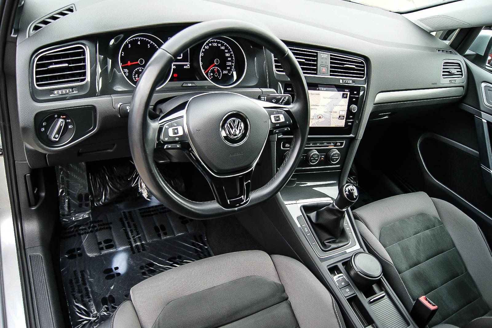 Fahrzeugabbildung Volkswagen Golf VII Variant Comfortline LED ACC SIHZG 1HAND