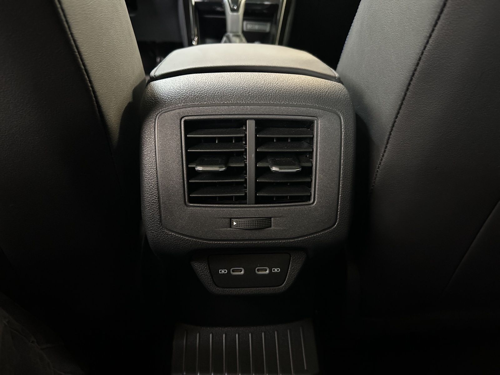 Fahrzeugabbildung Volkswagen T-Roc R 4M DSG  IQ.Light ACC AHK PANO SHZ RearVi
