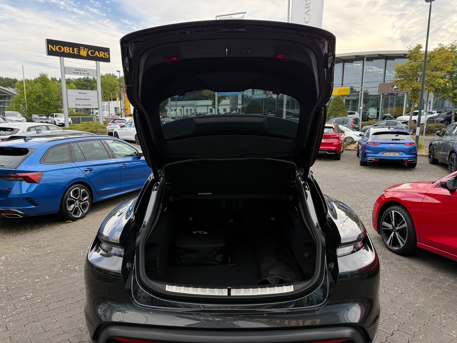 Fahrzeugabbildung Porsche Taycan Sport Turismo GTS PANO 360° CHRONO HUD