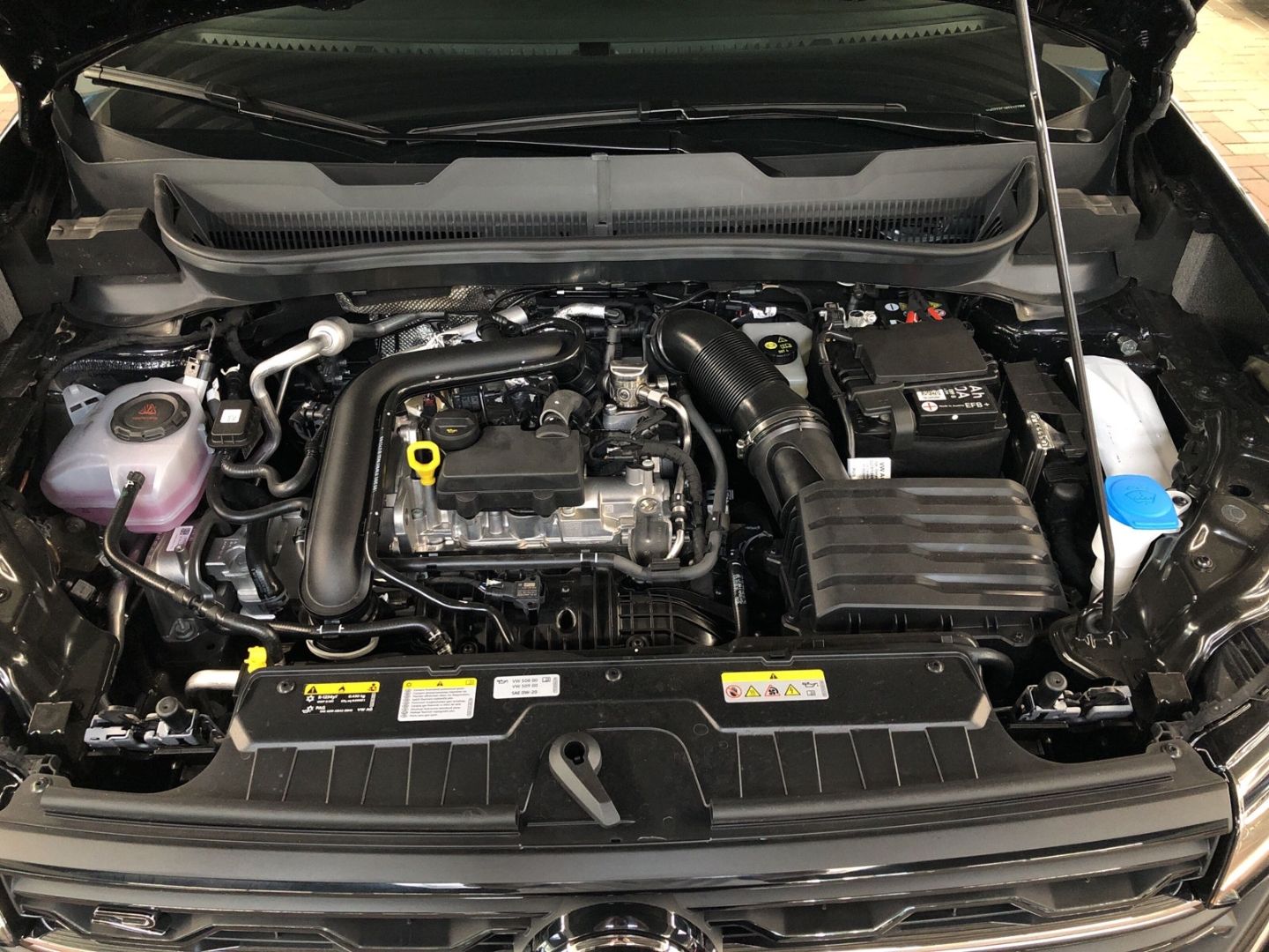 Fahrzeugabbildung Volkswagen T-Cross R-Line 1.0 TSI Sportpaket AHK-abnehmbar