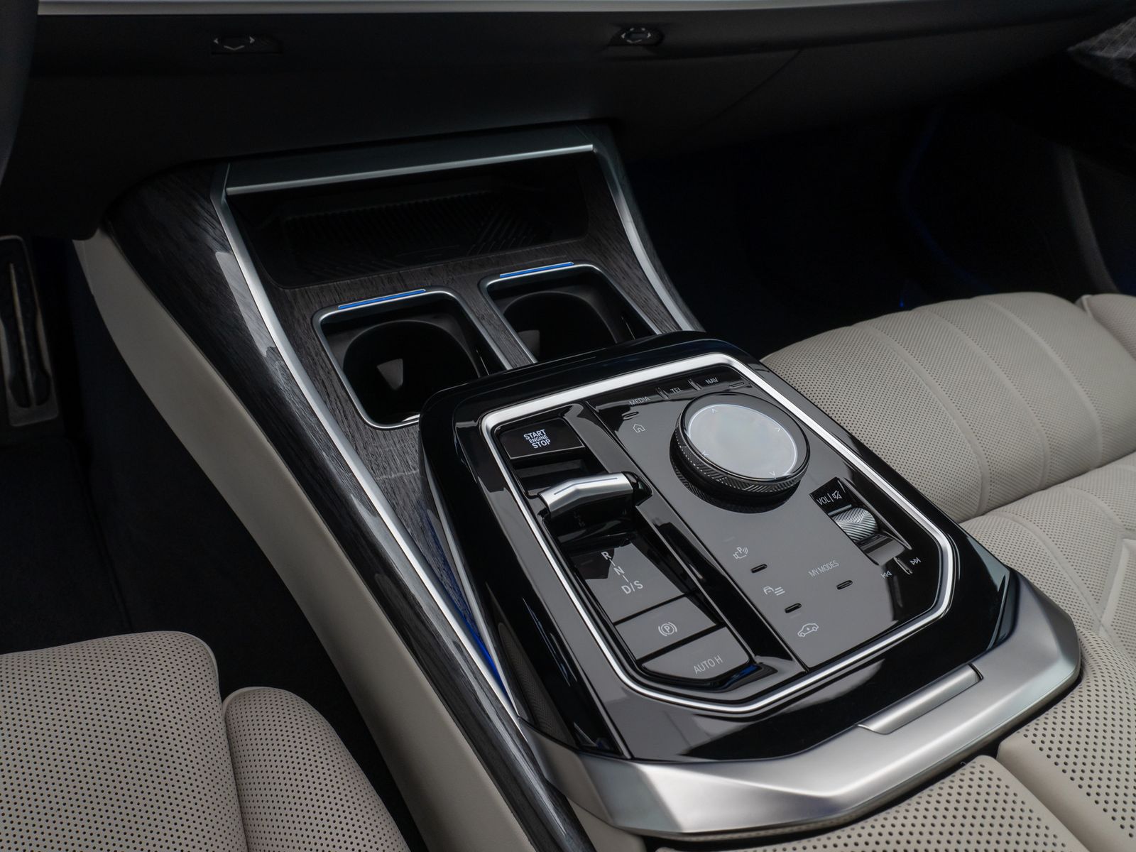 Fahrzeugabbildung BMW M760e Sky Lounge B&W Fond Ent M-Performance Voll