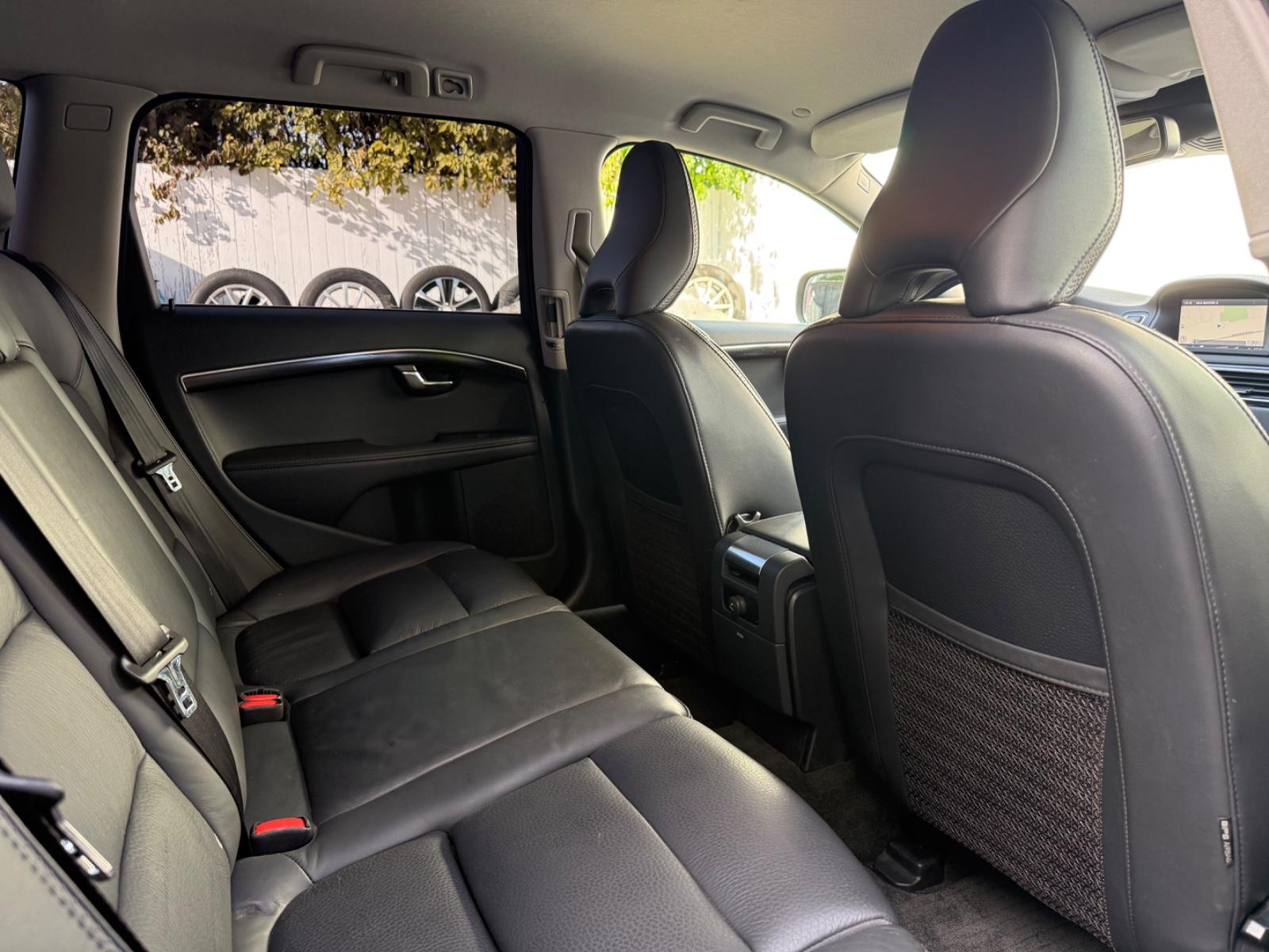 Volvo XC70 D4 163 ch Momentum • Cuir • GPS • Bi-Xénon • Webasto • Sièges enfants intégrés