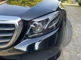 Mercedes-Benz E 220 d T Autom. - - Mercedes-Benz E 220: Von Privat