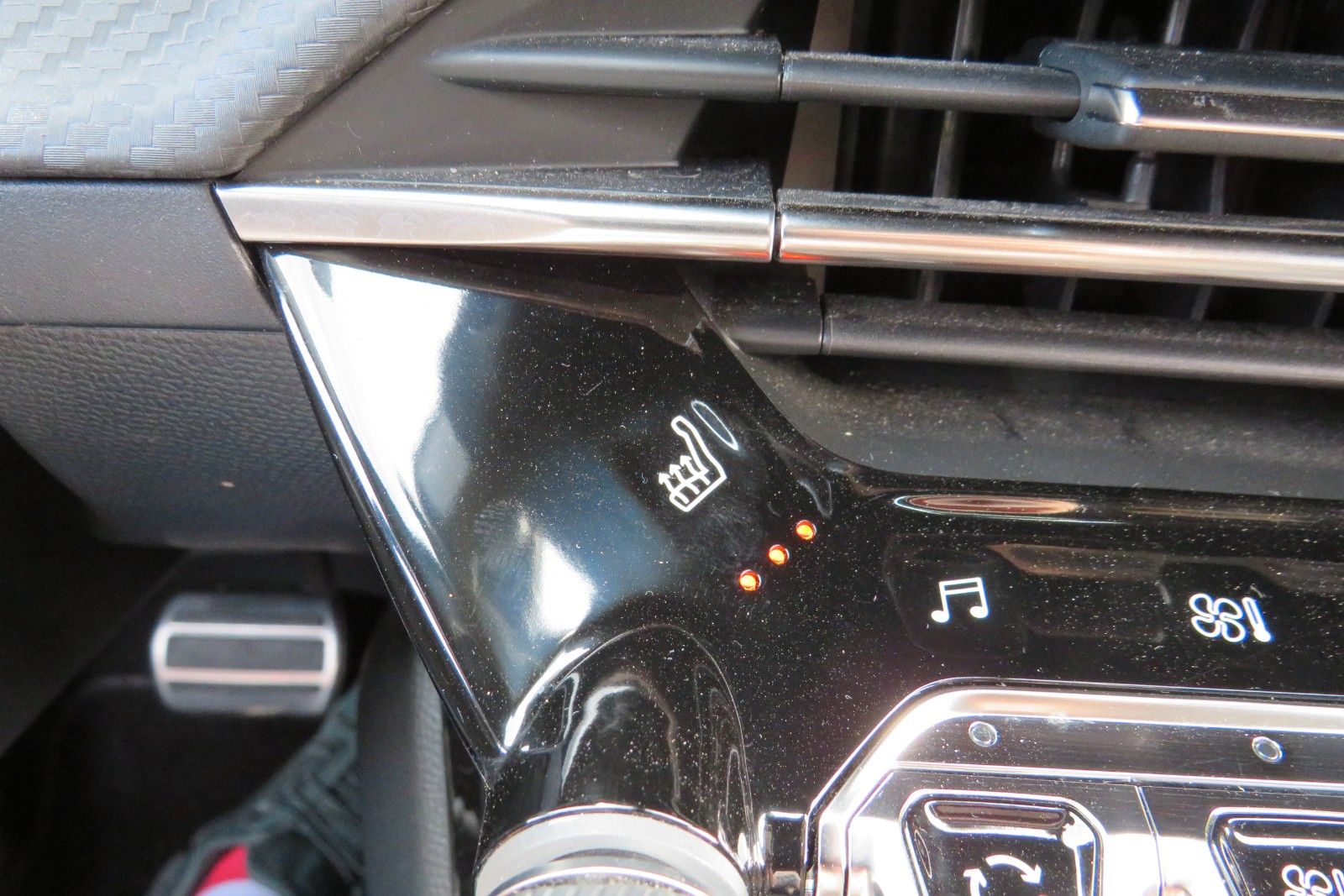 Fahrzeugabbildung Peugeot 2008 e- GT PDC KAMERA NAVI SITZH.