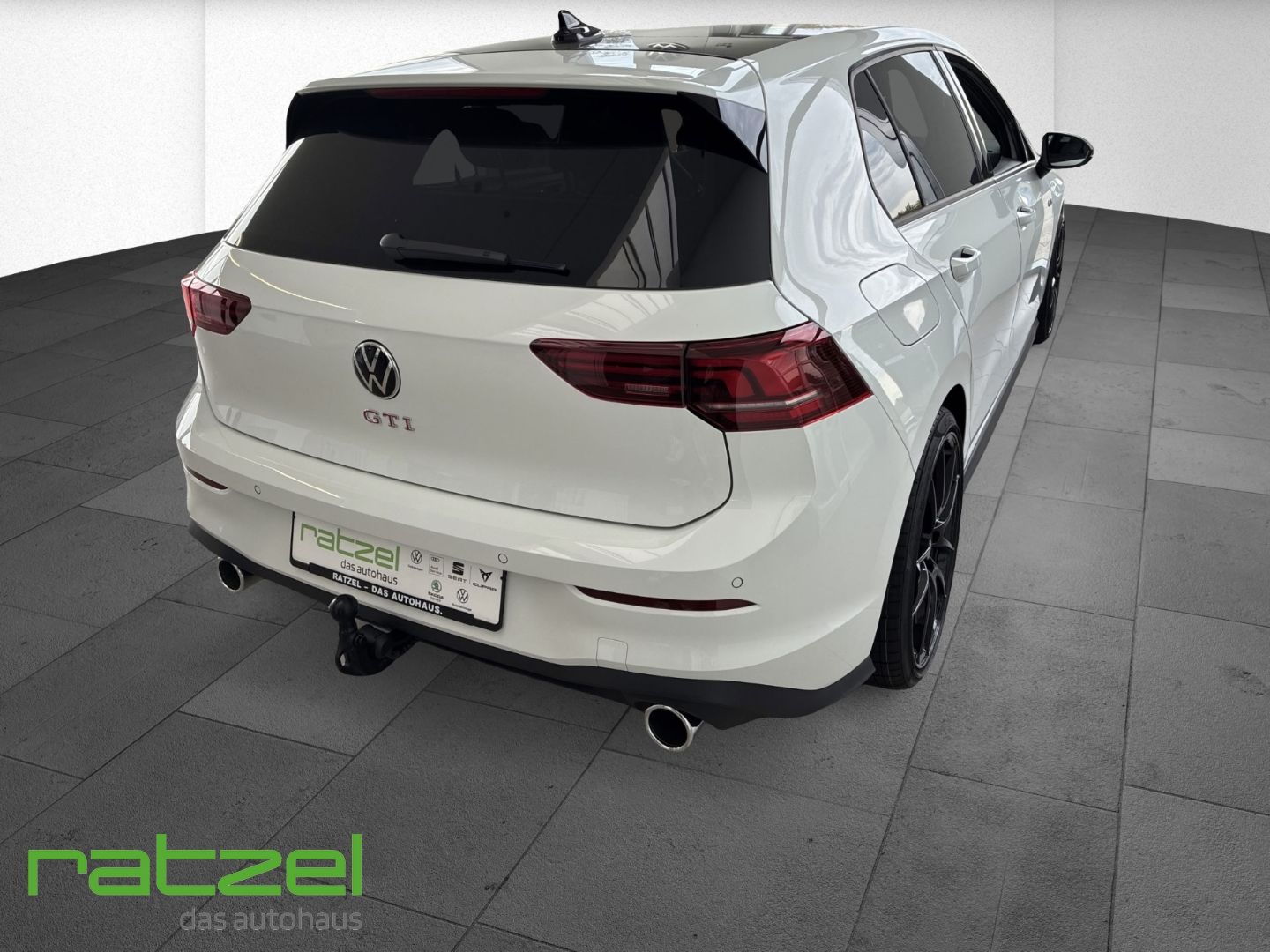 Fahrzeugabbildung Volkswagen Golf VIII 2.0TSI GTI AHK+Light Assist+Winterpake