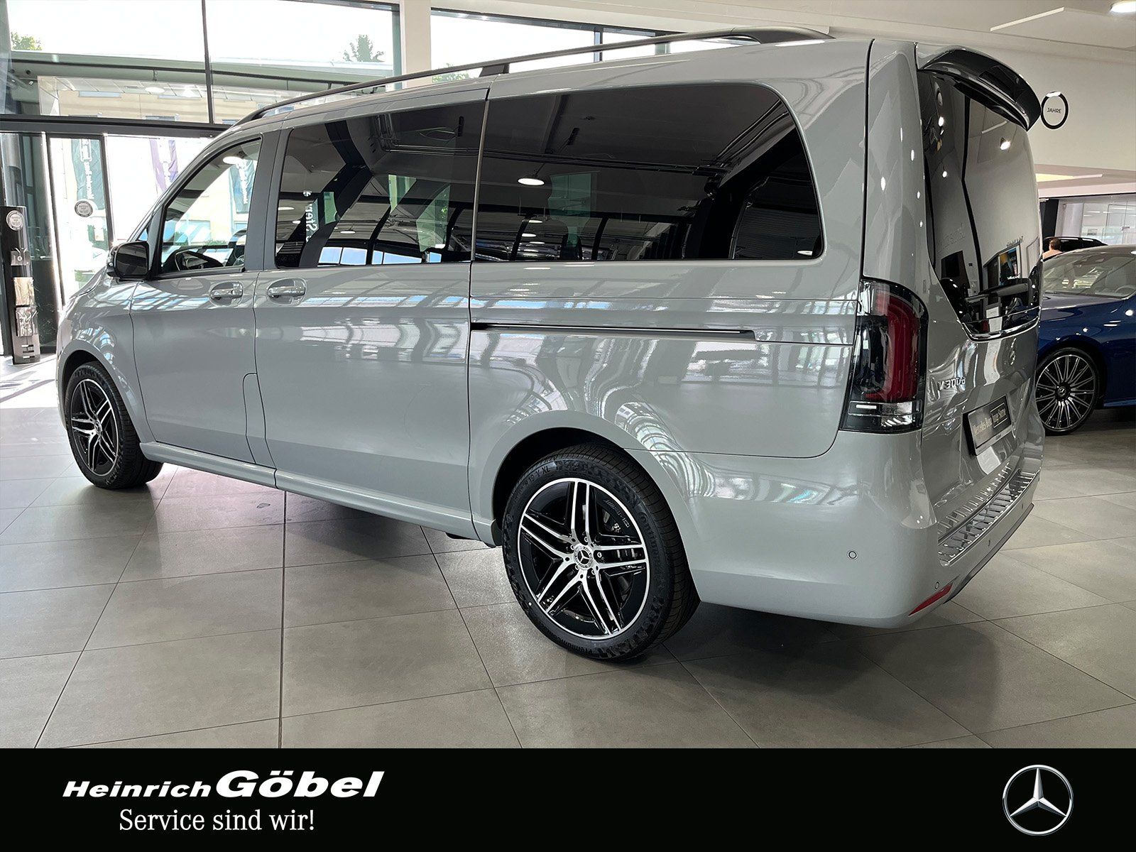 Fahrzeugabbildung Mercedes-Benz V 300 d lang AMG+360°+FAHRASSIST+AHK+MULTIBEAM