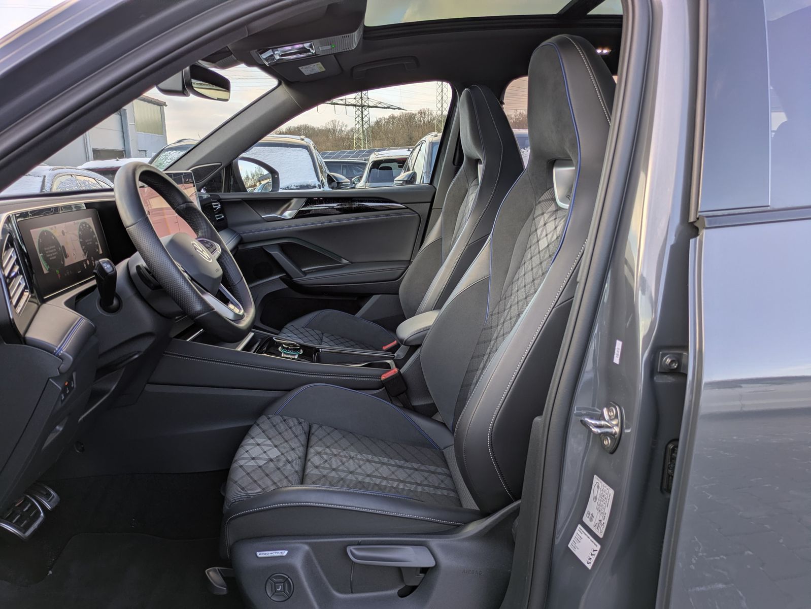 Fahrzeugabbildung Volkswagen Tiguan 2.0 TDI R-Line 4M Pano*Black*Matrix*AHK