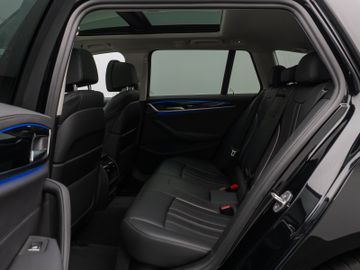 Fahrzeugabbildung BMW 530d xDr Tour AHK  Pano ACC HUD Komfortsitz