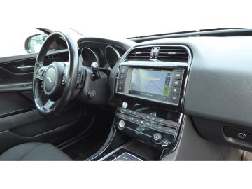 Jaguar XE - 3
