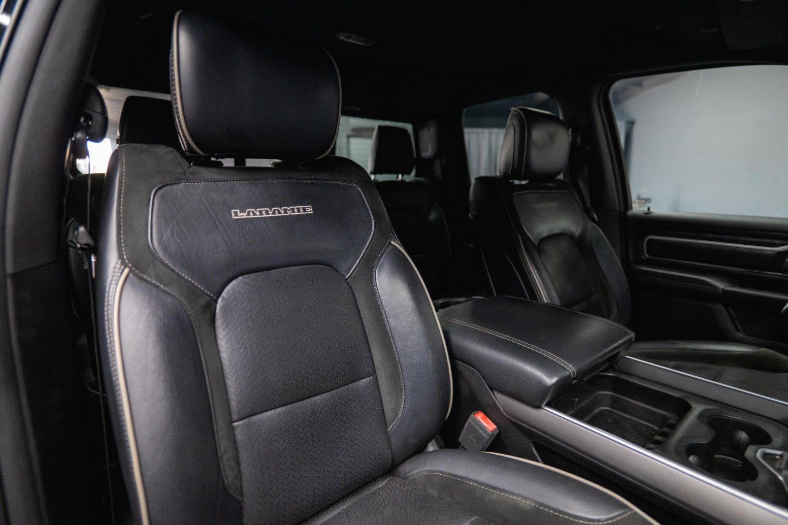 Fahrzeugabbildung Dodge RAM 5.7 V8 HEMI 4x4 Night LARAMIE LONGBED 19%