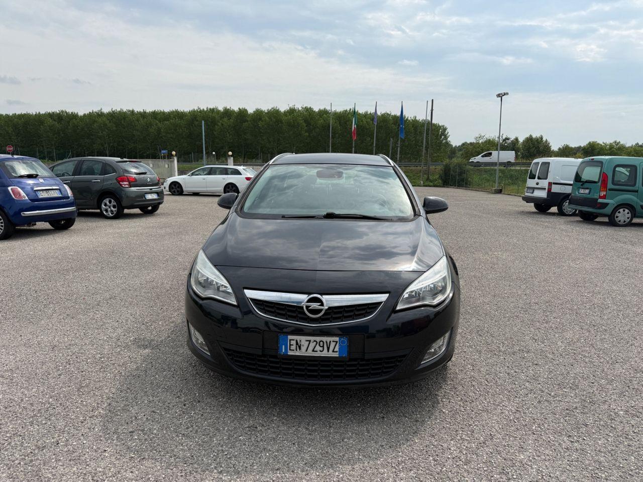 Opel Astra 2013 — rear view