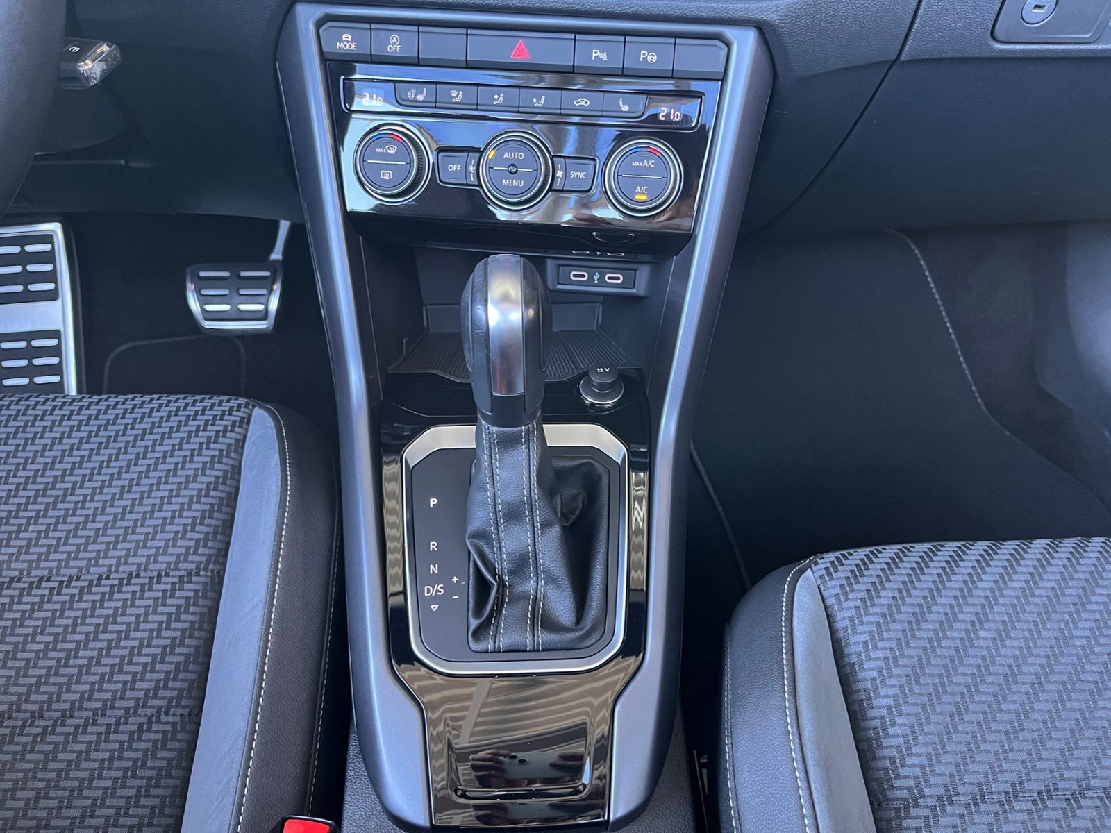 Fahrzeugabbildung Volkswagen T-Roc Cabriolet  R-Line Black ACC LED NAV RFK